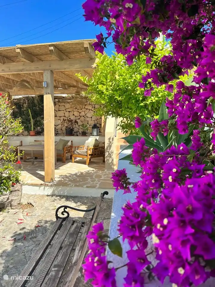 Entrada a la villa a través del jardín de rocas