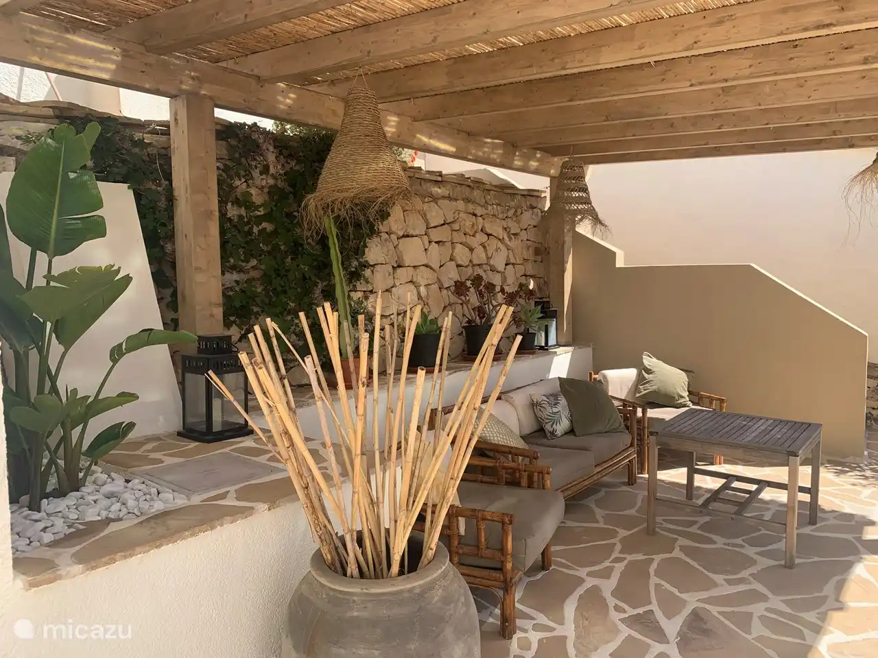 Relájate en el interior de la pérgola.