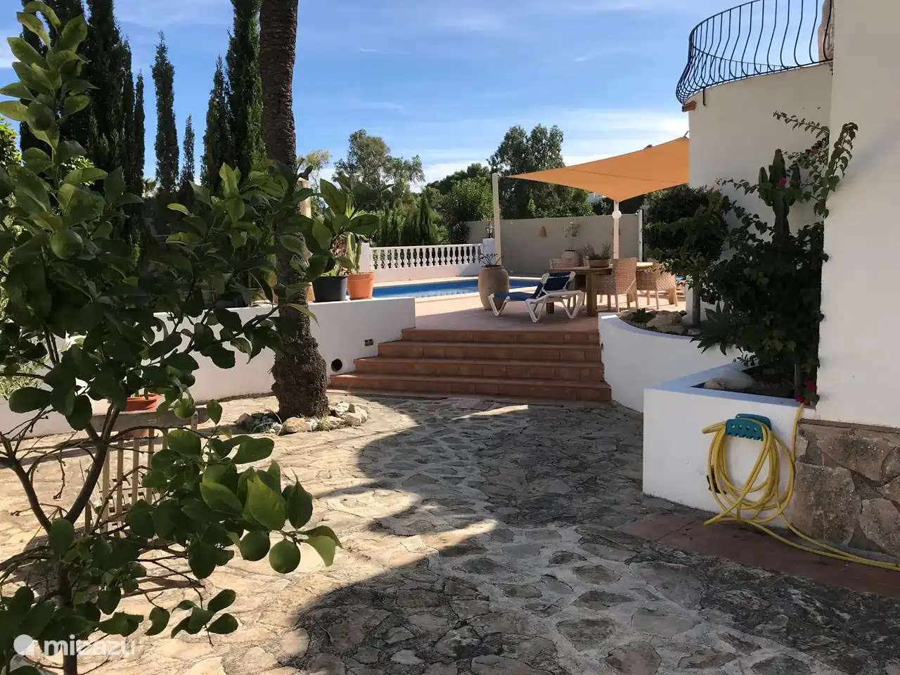 El jardín de rocas hacia la piscina y la terraza.