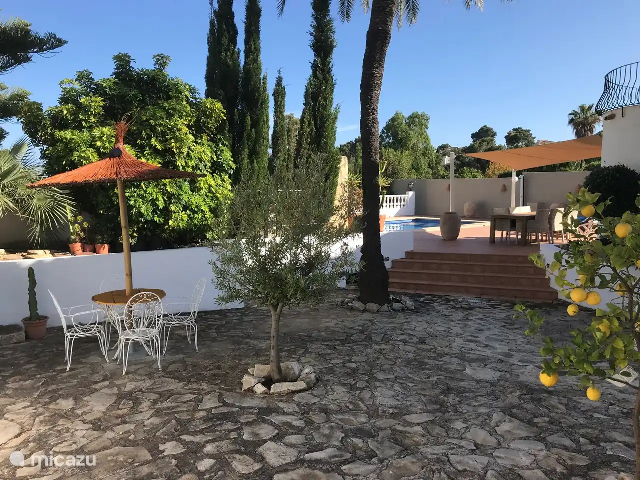 el jardín de rocas hacia la piscina