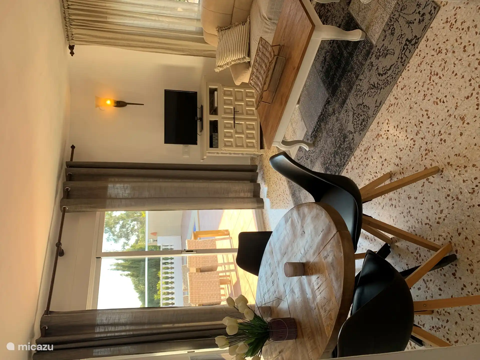 El salón con vistas a la piscina.