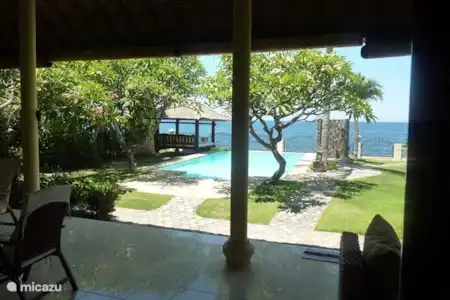 Vakantiehuis Indonesië, Bali, Bukti villa Sea view Het terras met uitzicht op het zwembad en de zee.