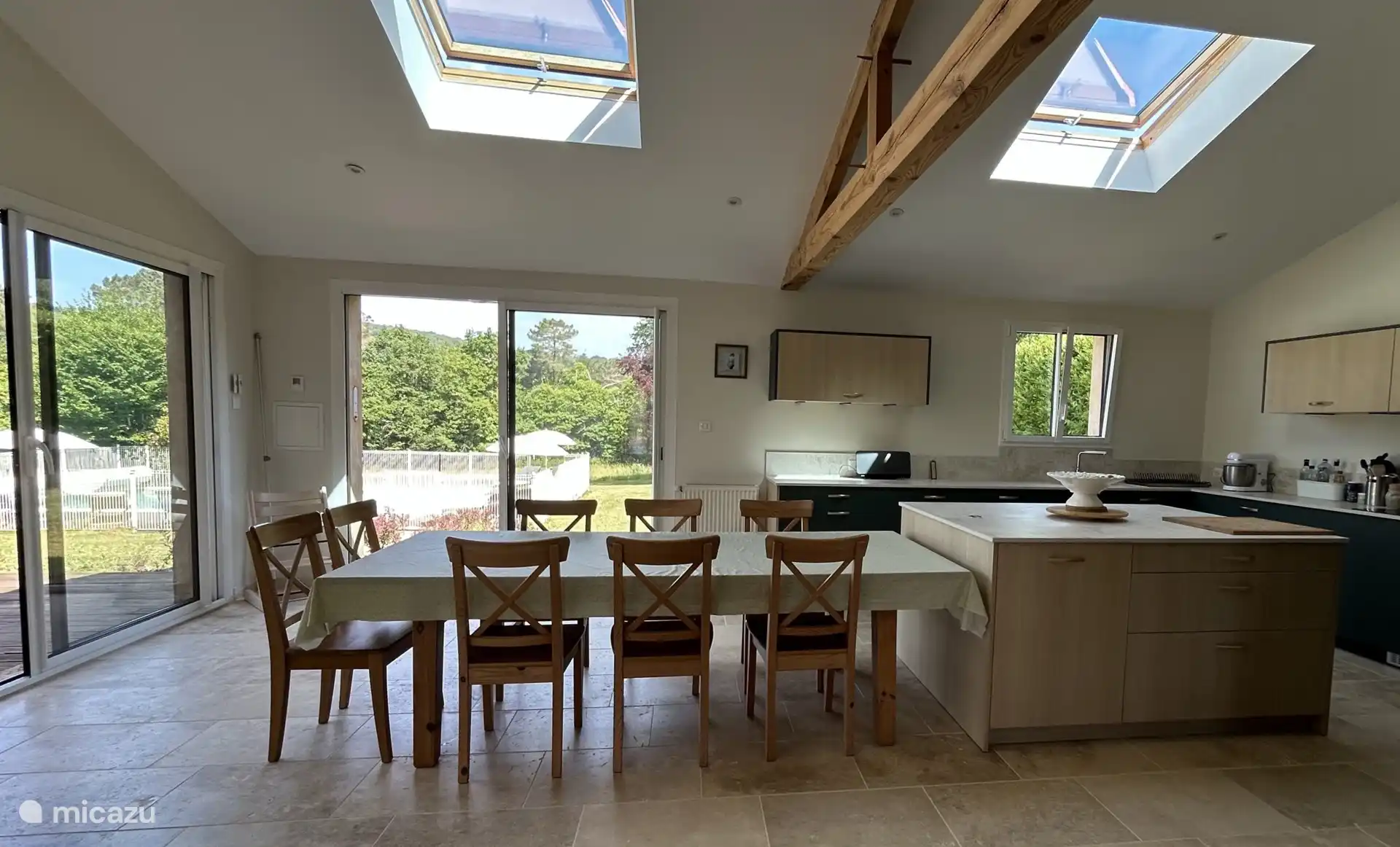 De eettafel in de keuken