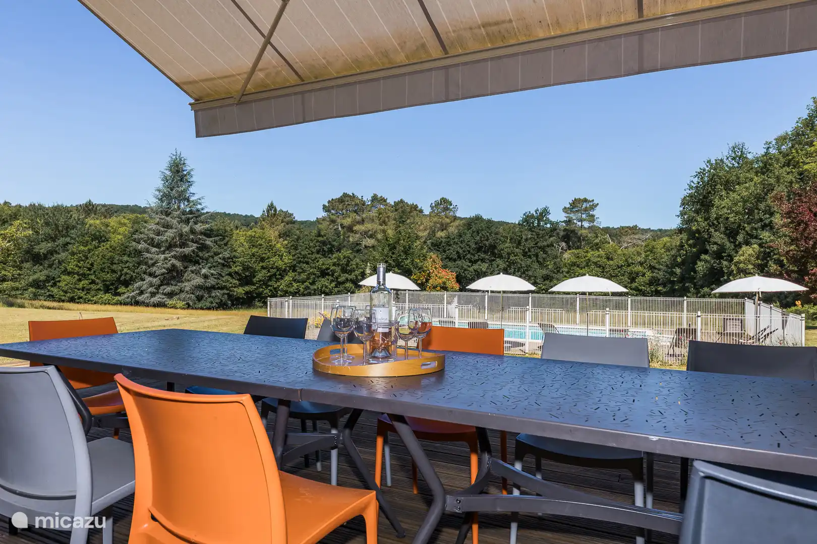 Terras met uitzicht op het zwembad