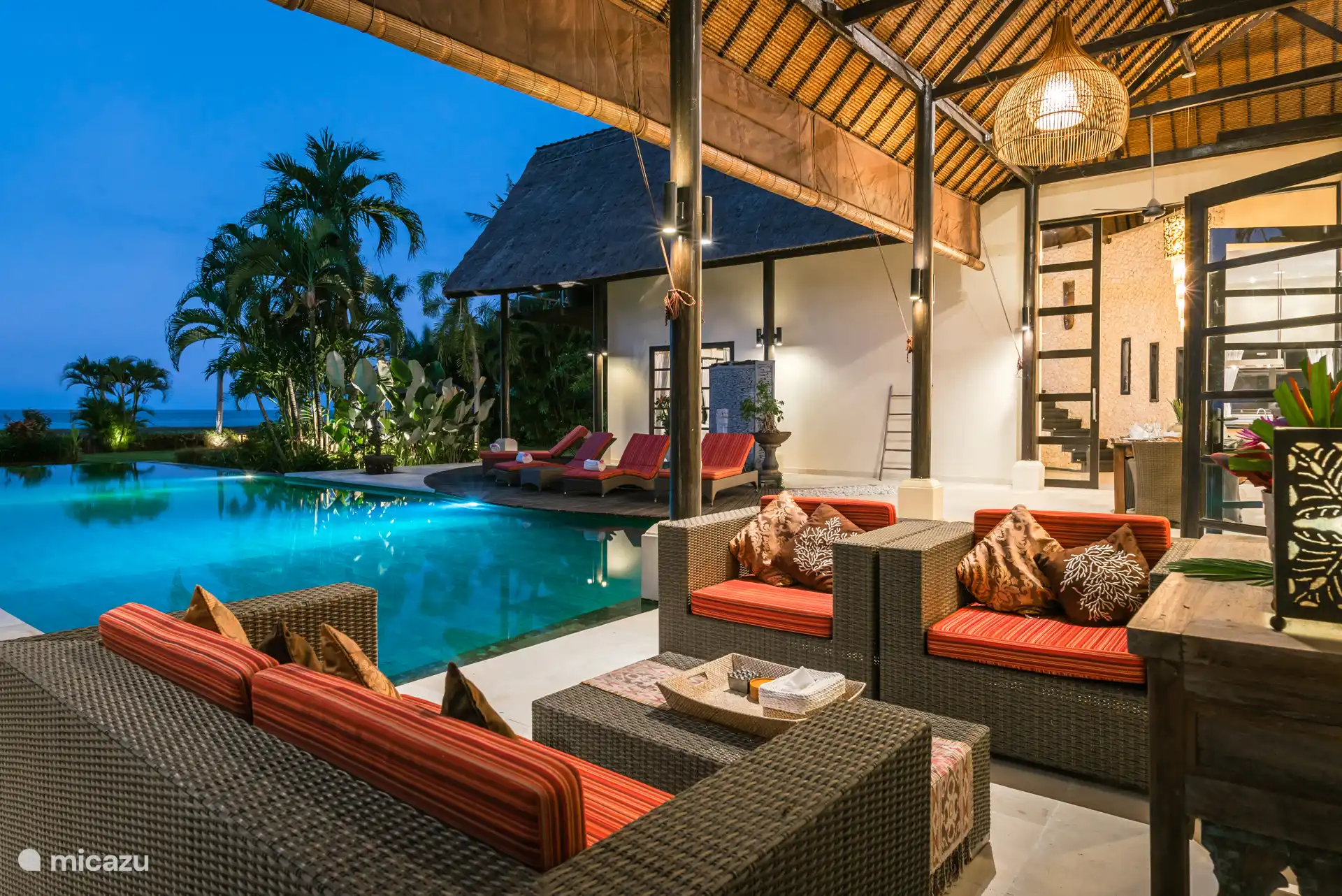 Puesta de sol con vistas al mar