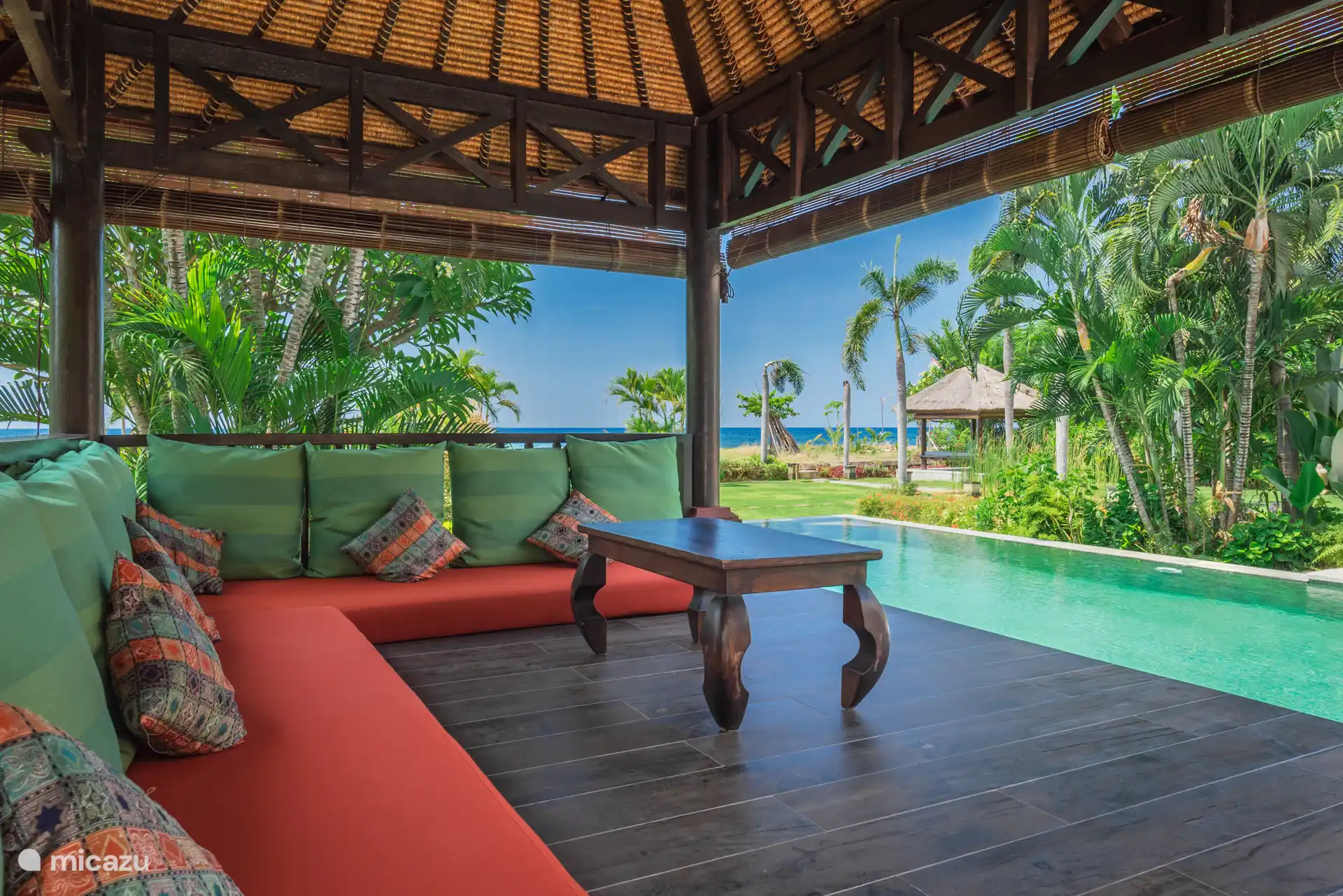 Cenador grande y pequeño con vistas al mar