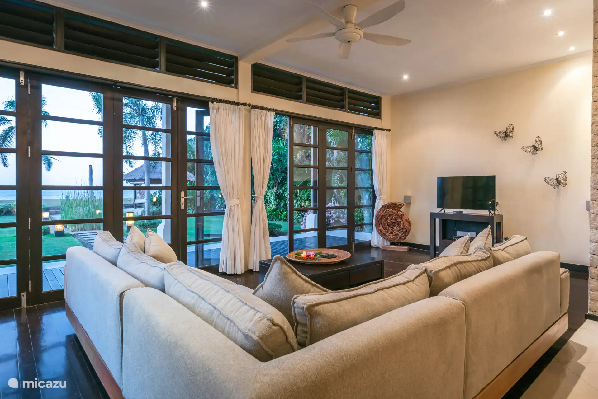 relajarse en la sala de estar con vistas al mar