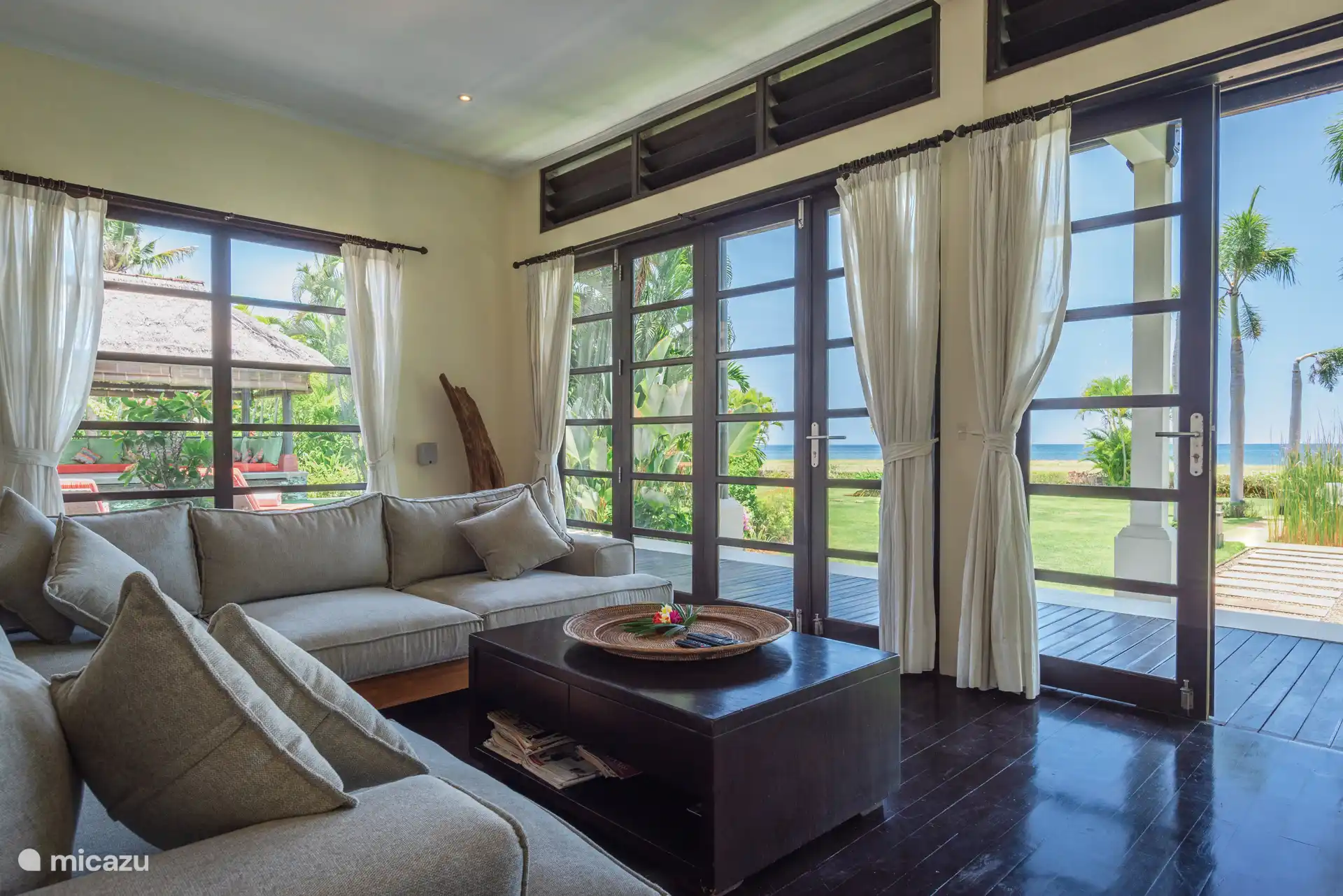 Sofá con vistas al mar