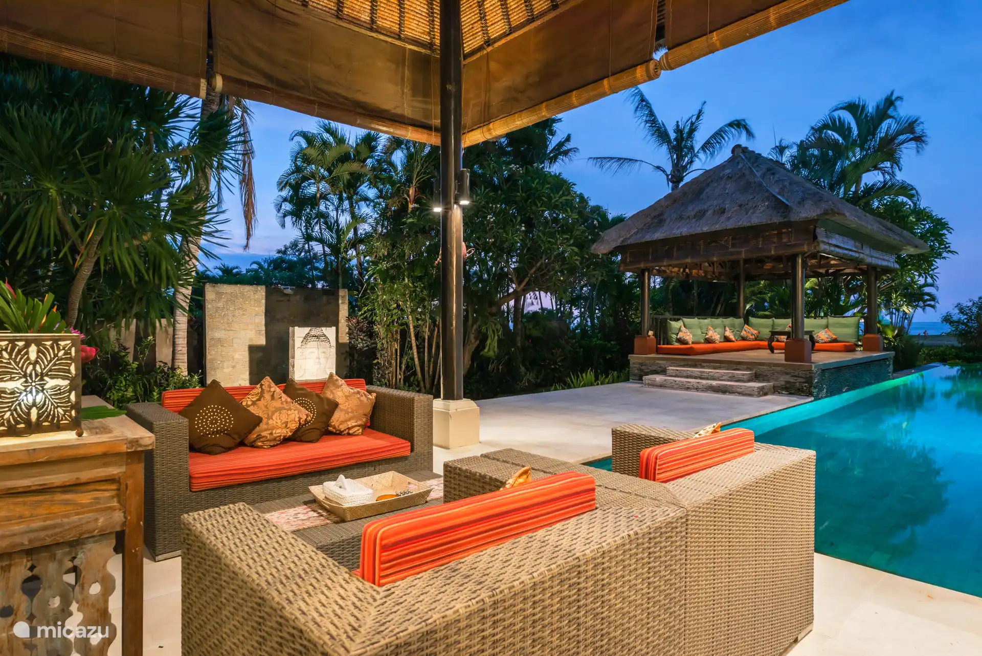 Salón nocturno exterior