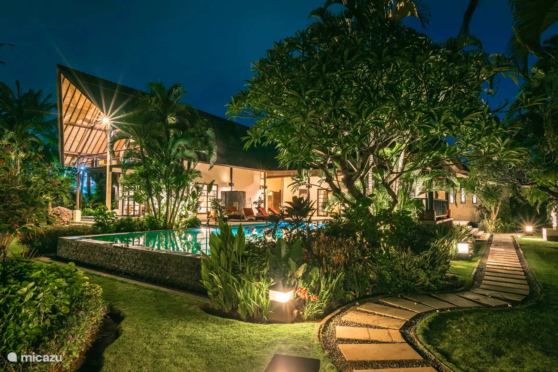 Villa Vieuw desde el jardín delantero