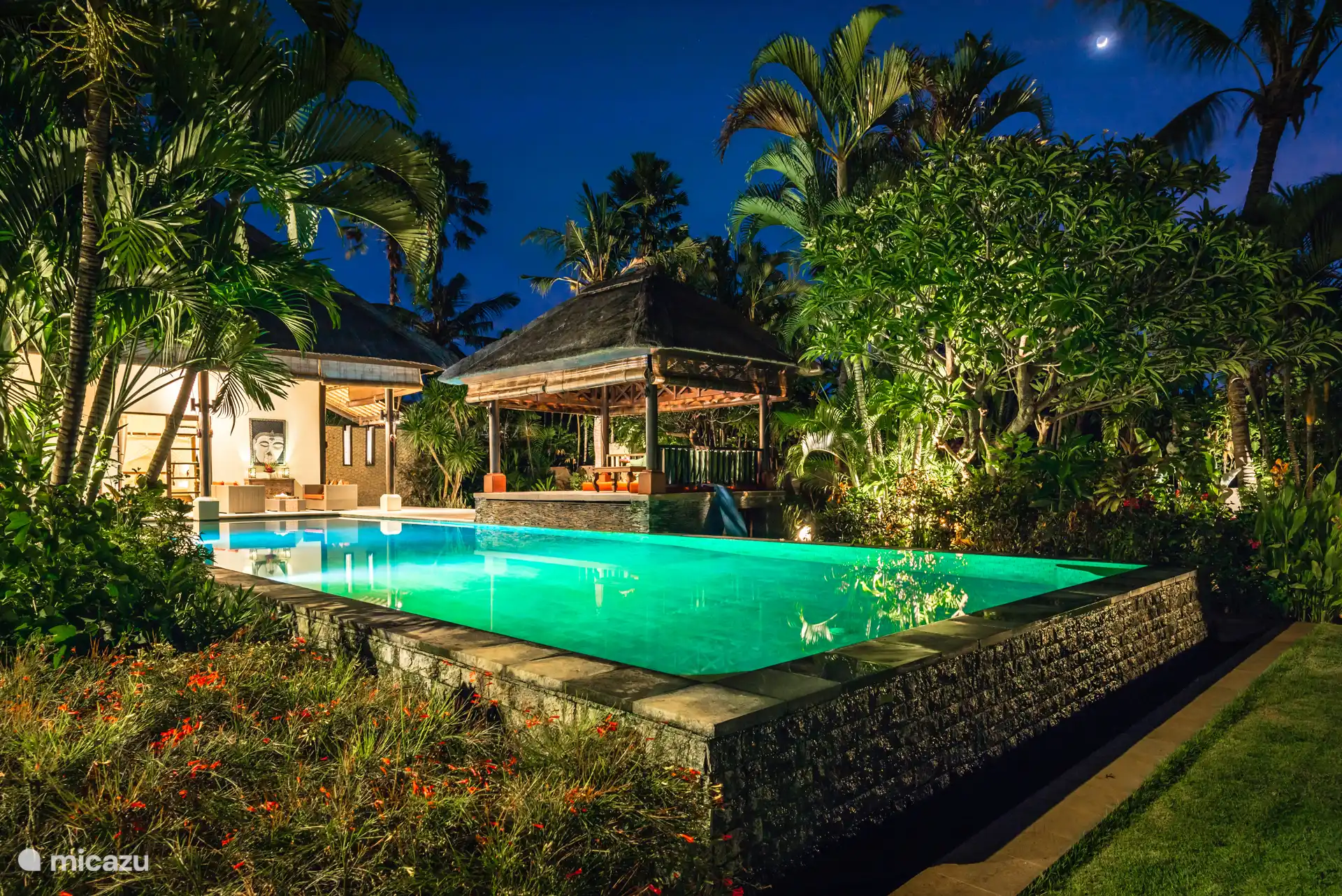 Piscina y cenador desde el jardín