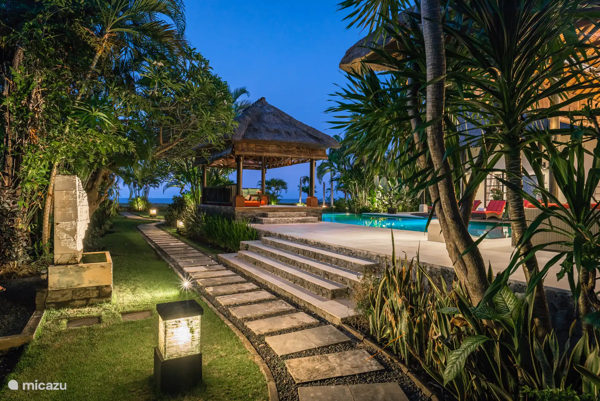 Cenador con jardín lateral