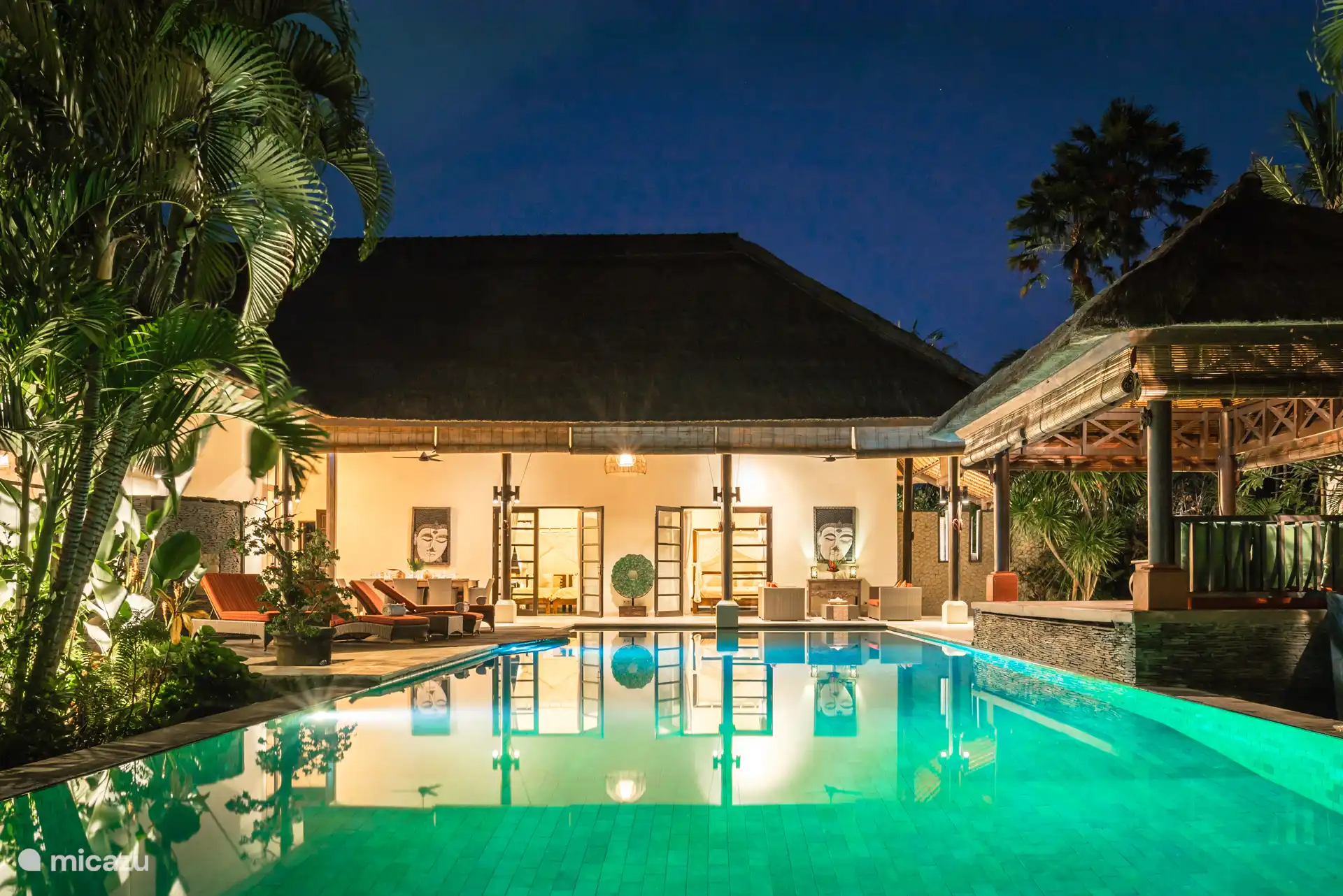 Piscina desde el jardín