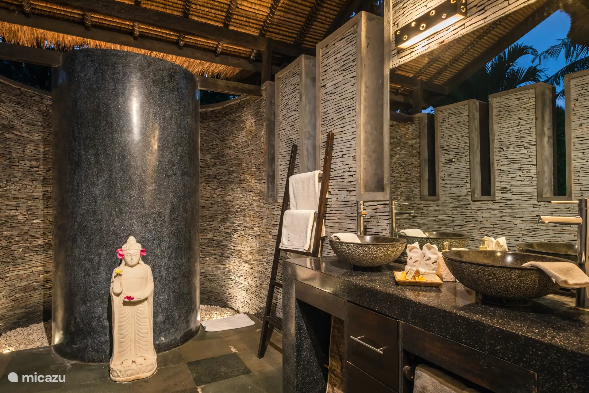 Baño al aire libre dormitorio principal con ducha al aire libre