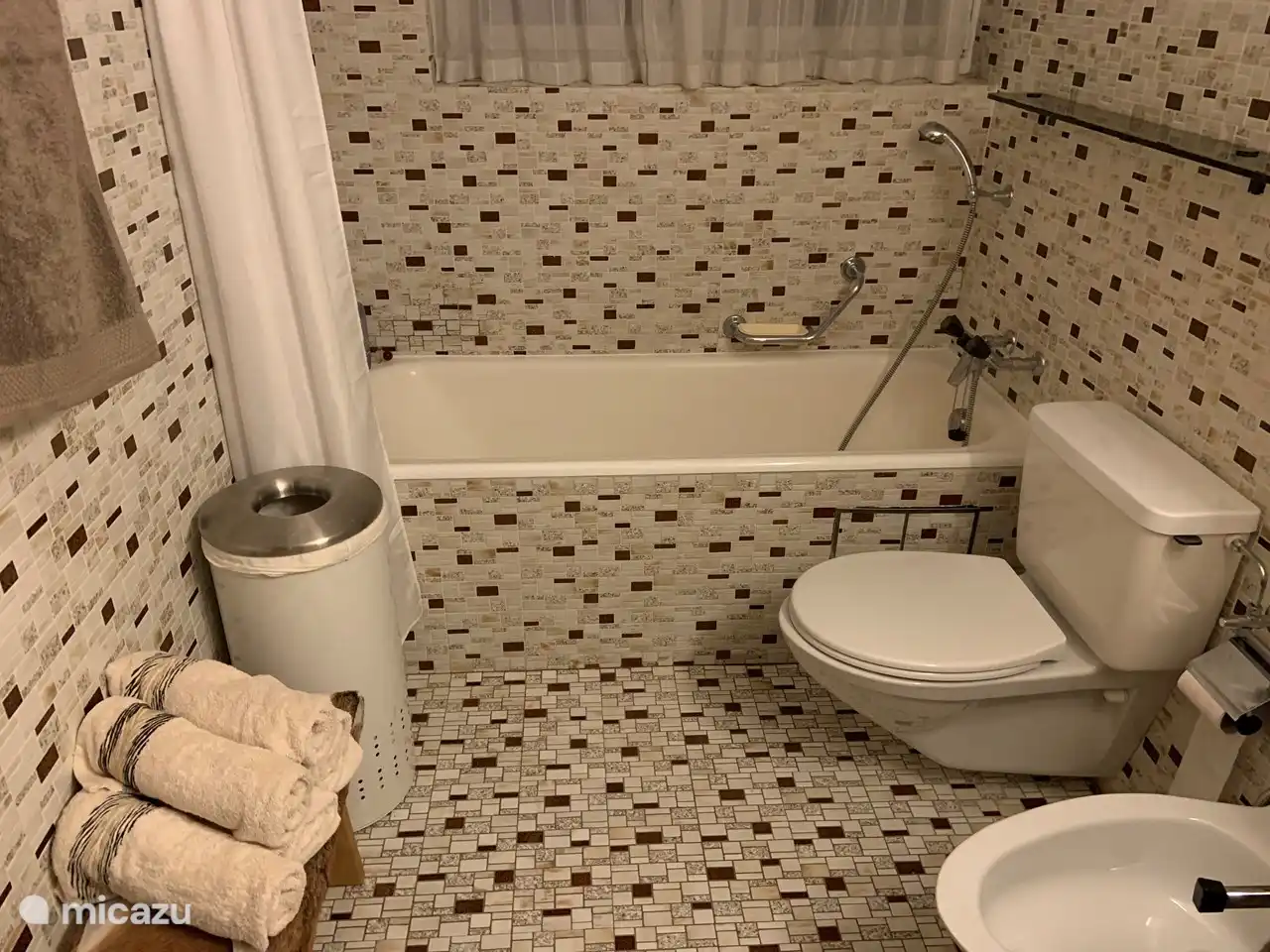 Cuarto de baño 1 con bañera, bidé, inodoro y lavabo.