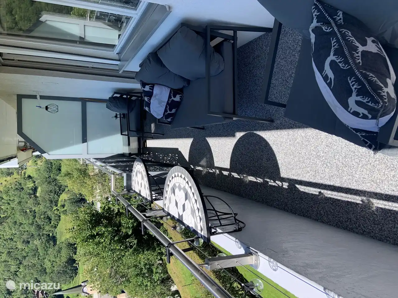 Balcón 1, maravillosamente ubicado en el sur con una hermosa vista.