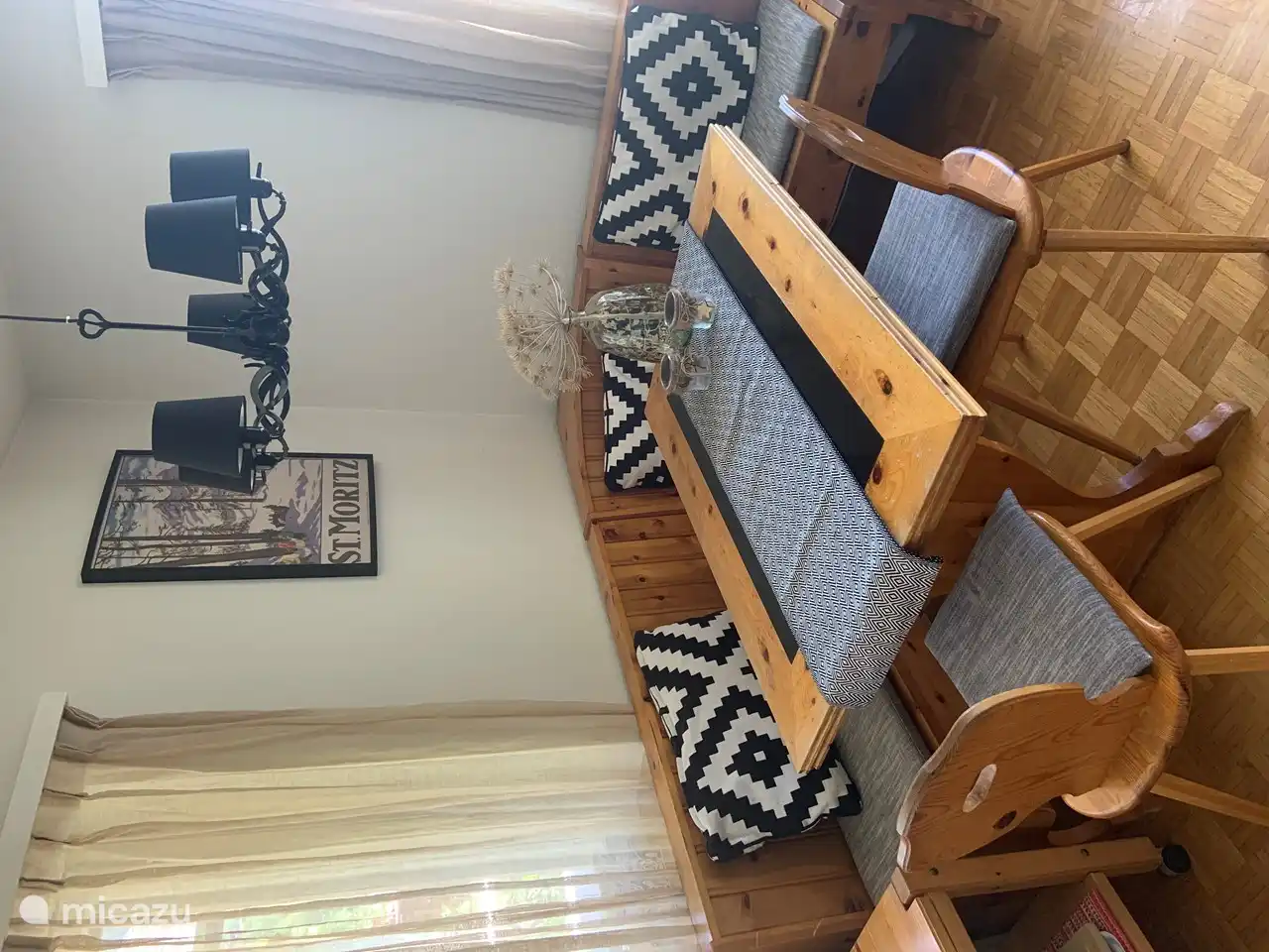 Acogedor comedor de asiento redondo con mesa que se puede plegar y ofrece amplios asientos para 8 personas.