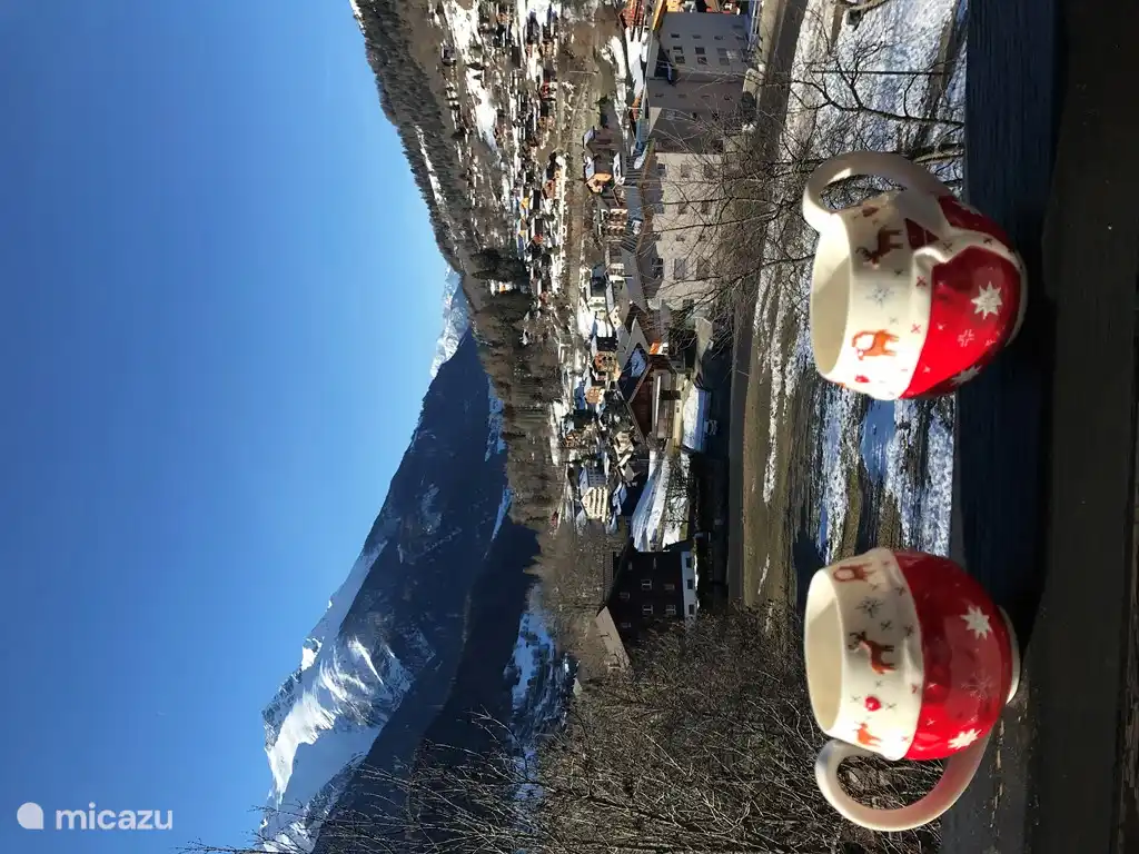 Con tiempo despejado se puede ver la cima del Matterhorn en la distancia
