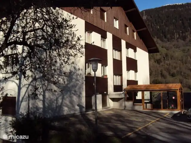 En la parte trasera de Haus Konkordia se encuentra la entrada principal del edificio. También están las plazas de aparcamiento.