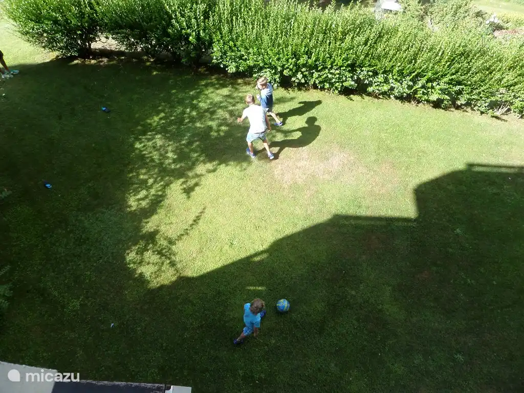 jugando en el patio delantero