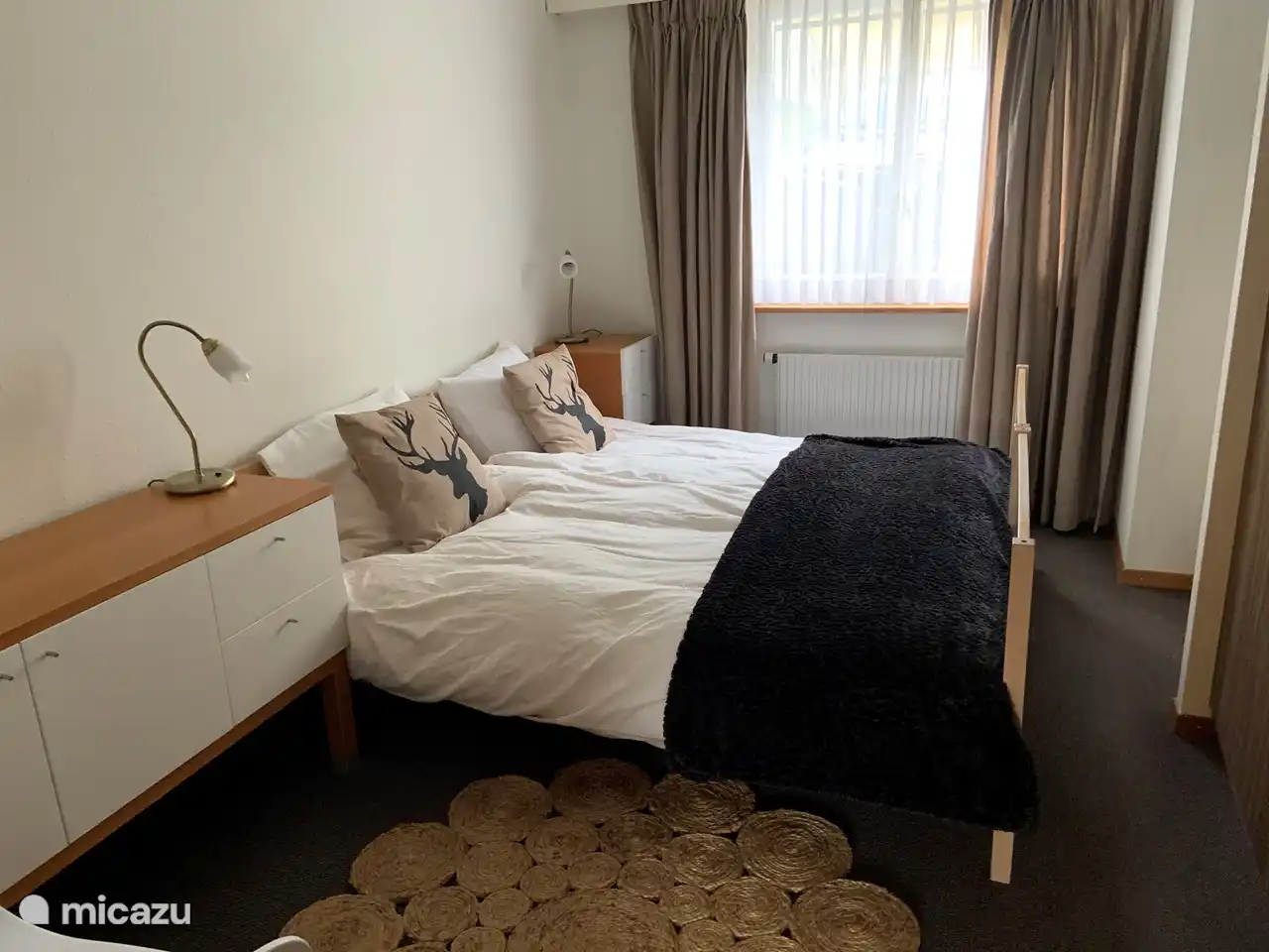 Dormitorio 2 con 2 camas individuales juntas.