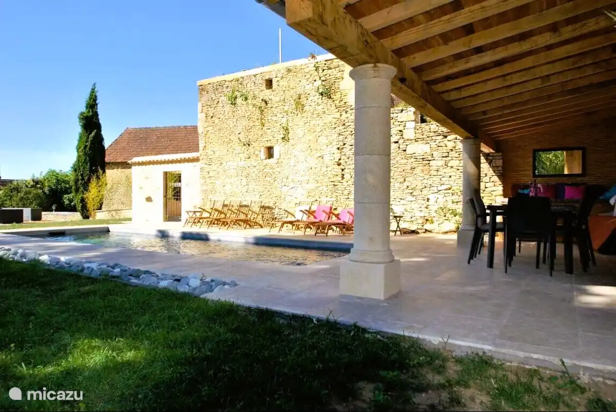 Privater Pool und Terrasse