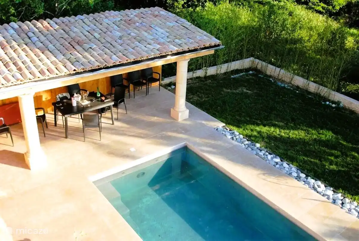 Schwimmbad und Terrasse