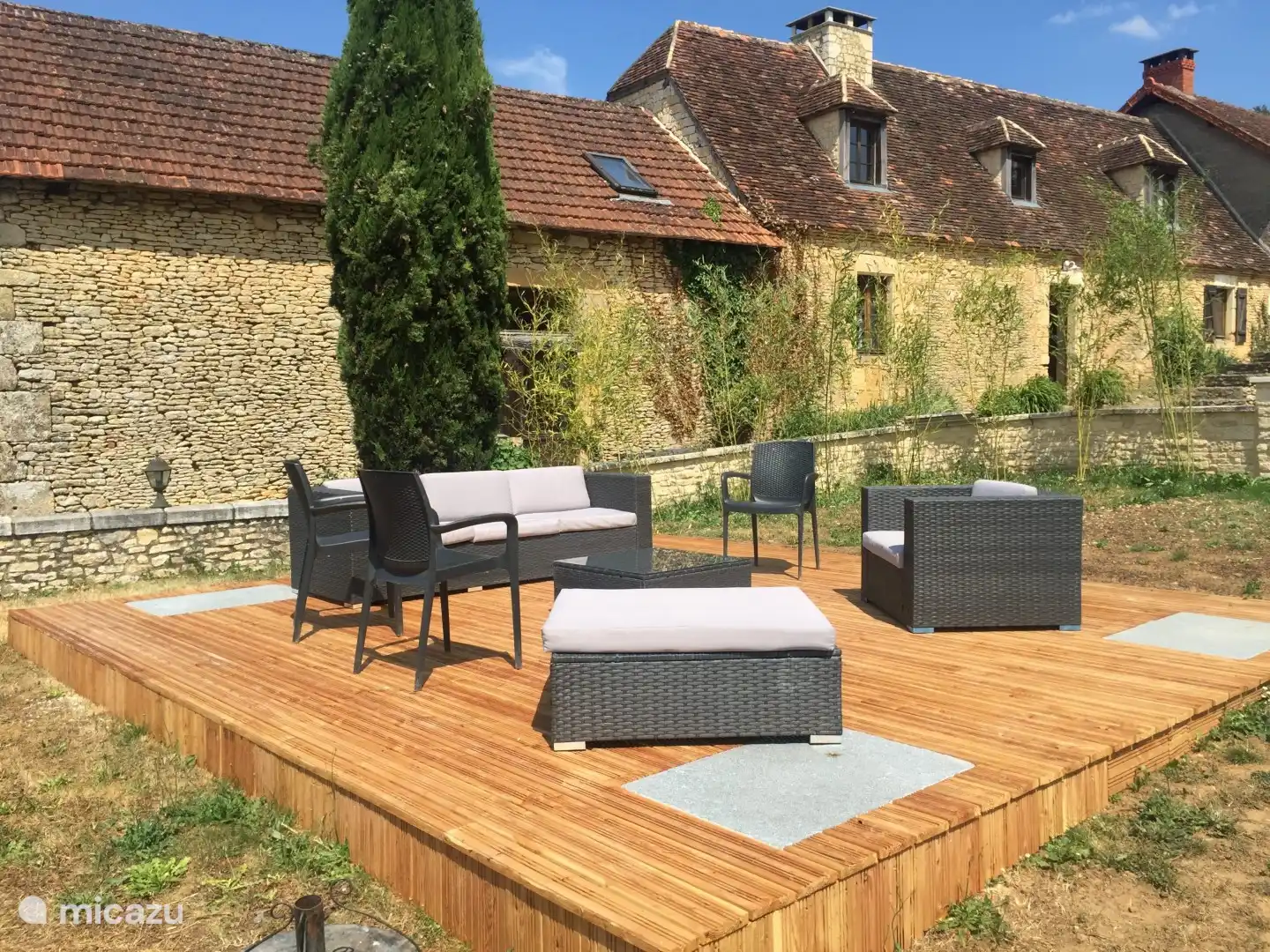 Sonnige Außenterrasse