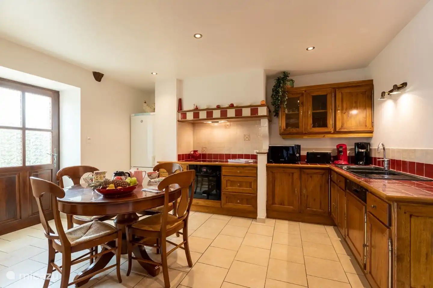 Die Küche mit Esstisch