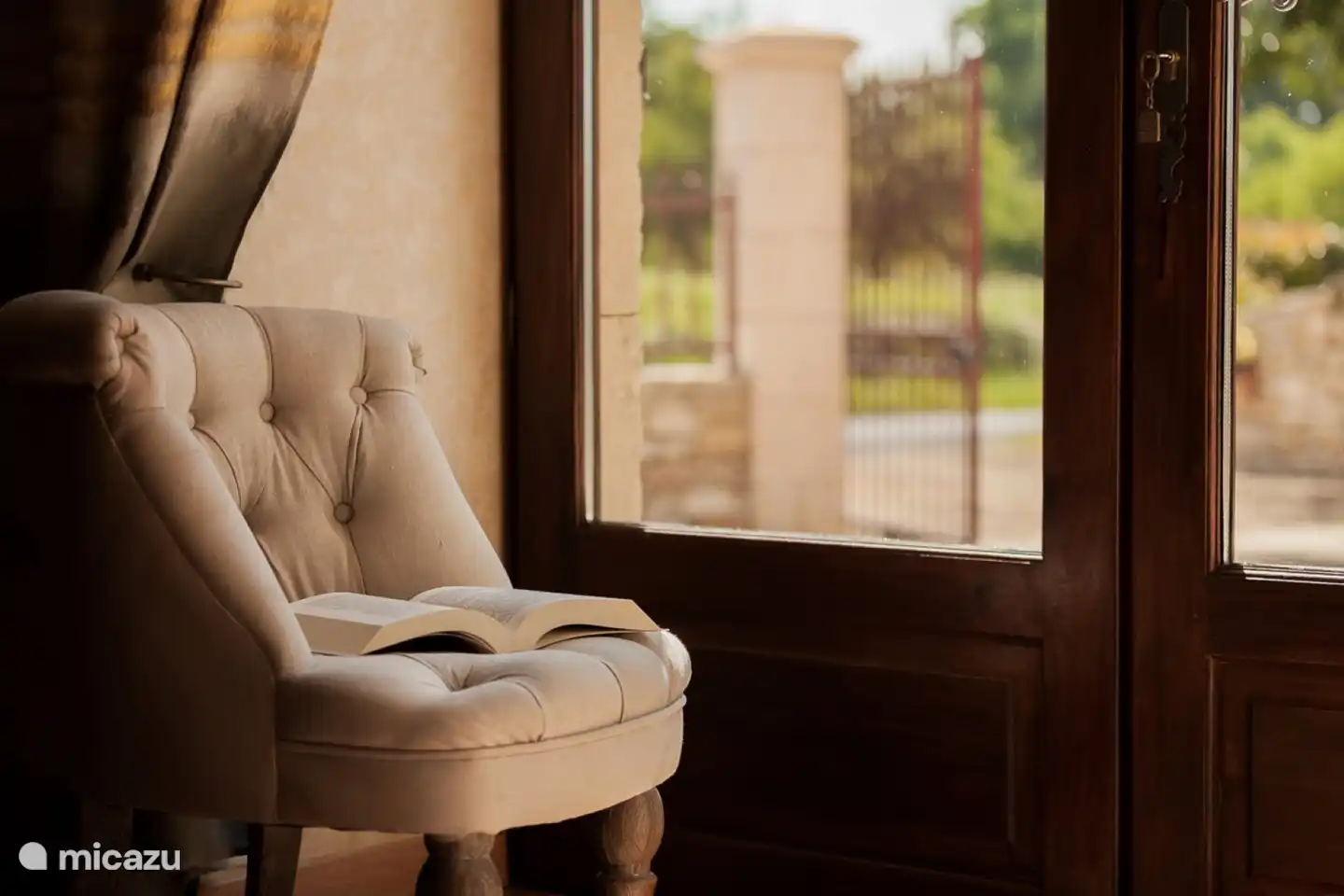 Lesen mit Blick in den Garten