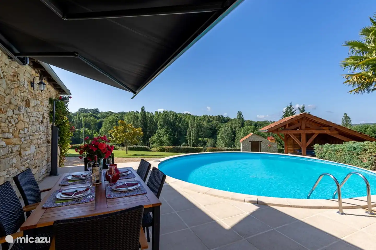 Esstisch im Schatten