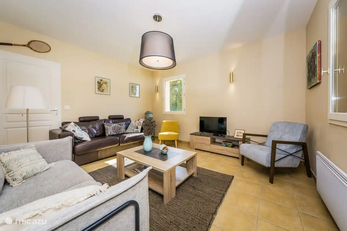 Das geräumige Wohnzimmer