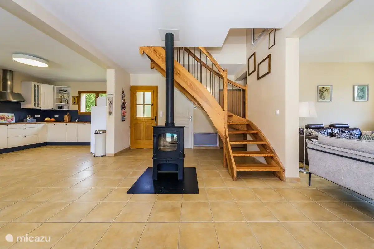 Holzofen in der Mitte des Wohnzimmers/der Küche