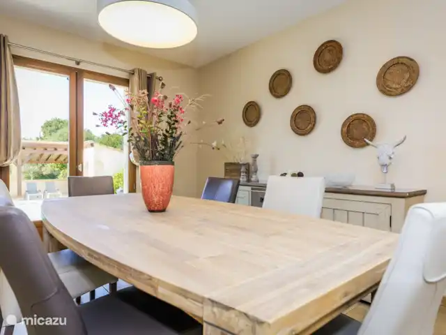 Suzanne | France, Dordogne, Cazals - maison de vacances La salle à manger avec vue sur le jardin