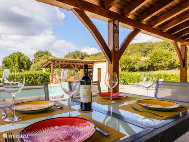 Suzanne | France, Dordogne, Cazals - maison de vacances Délicieux repas en plein air sur la terrasse