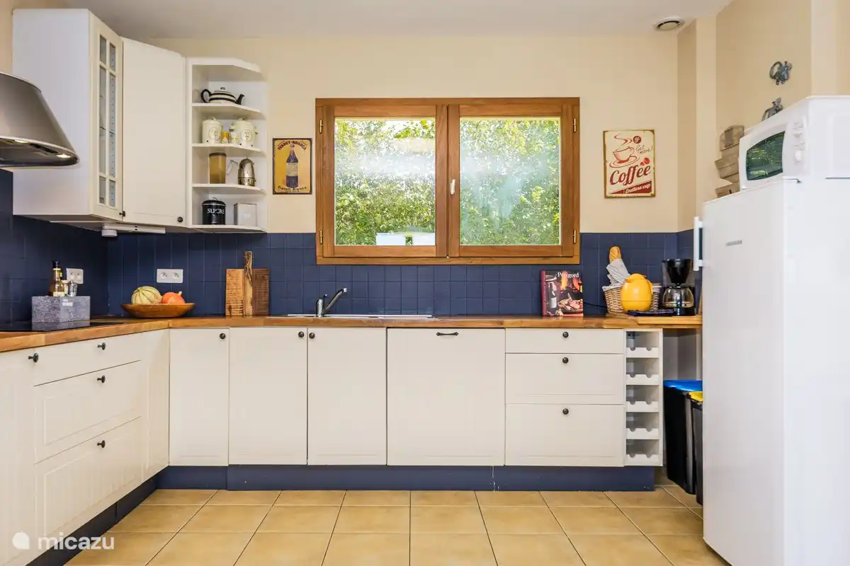 Die Küche ist komplett ausgestattet