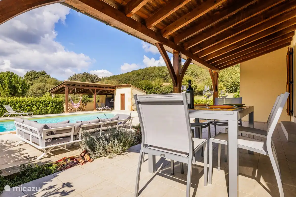 Terrasse mit Blick auf den Pool