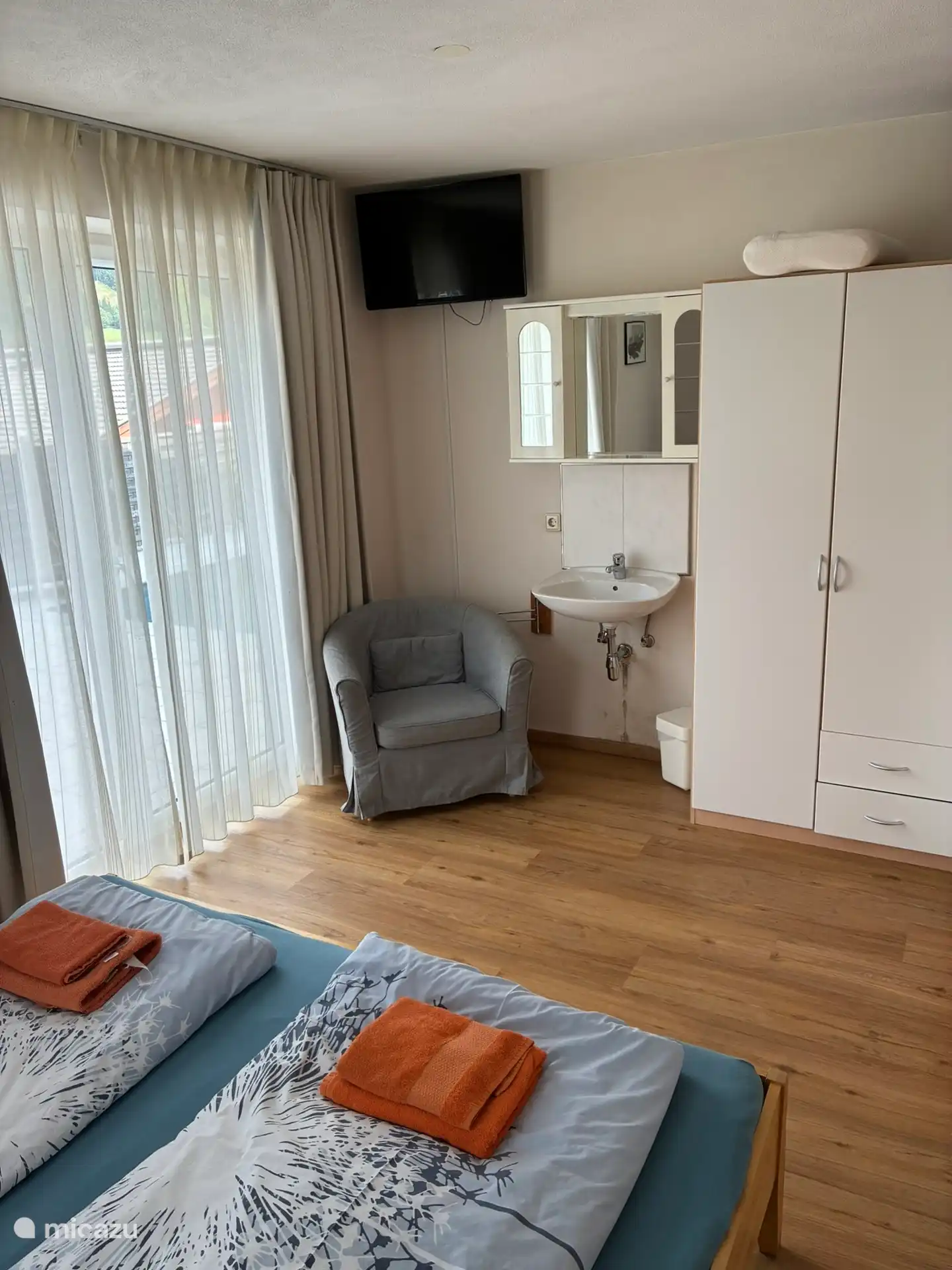 Haus Lugthart slaapkamer met wasbak souterrain