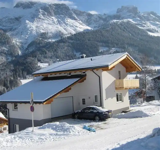 En invierno, una ubicación privilegiada directamente en las pistas de la estación de esquí de Dachstein West