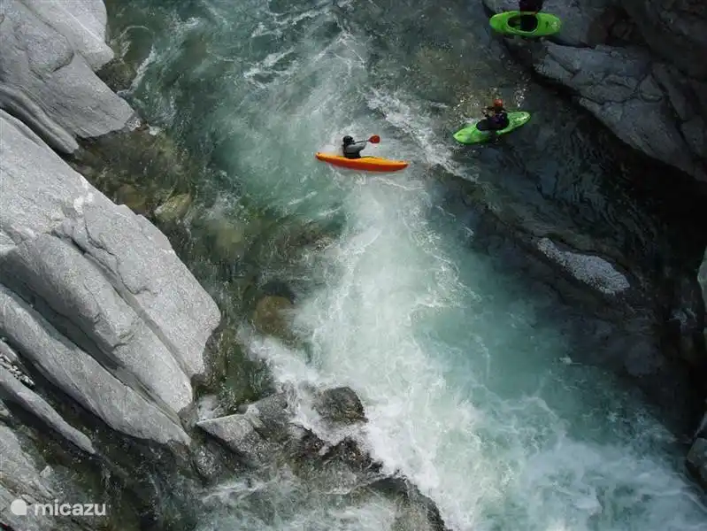 Numerosos deportes al aire libre se pueden practicar en la zona, como el piragüismo de aguas bravas en el Lammer