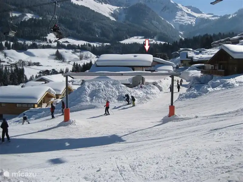 Esquiar desde el jardín hasta la estación de esquí familiar Dachstein West