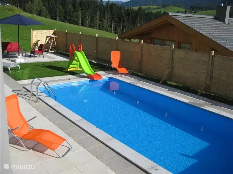 Piscina climatizada con solarium