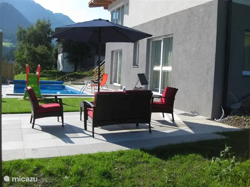 Terraza solarium junto a la piscina