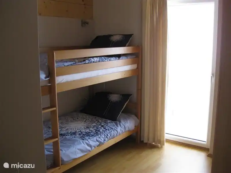 Dormitorio con literas, balcón y televisor LCD con reproductor de DVD