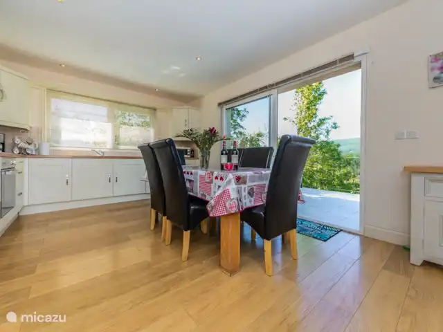Bonnie Vie | France, Lot, Souillac - maison de vacances La cuisine avec coin repas