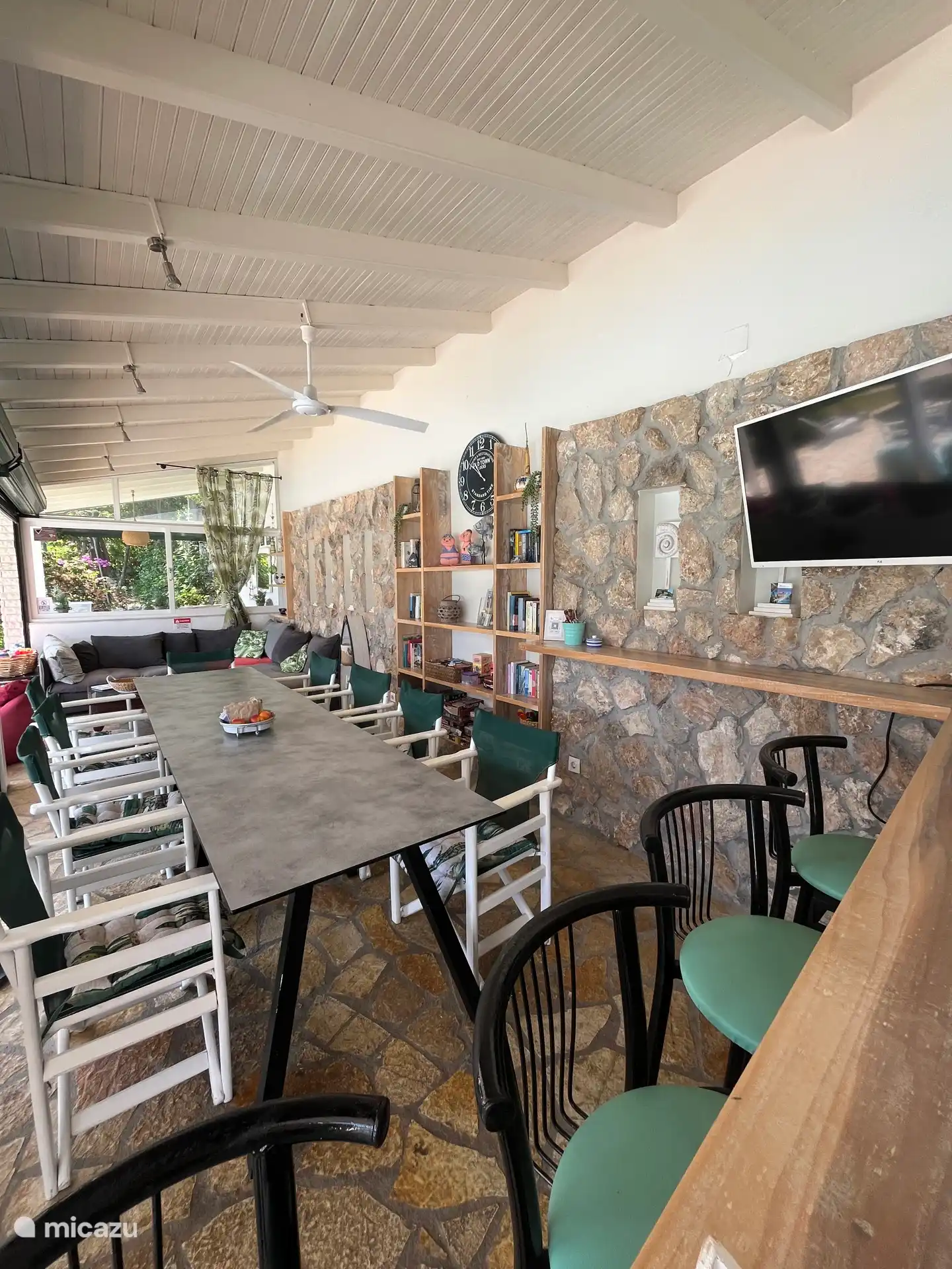 Große Lounge neben dem Pool