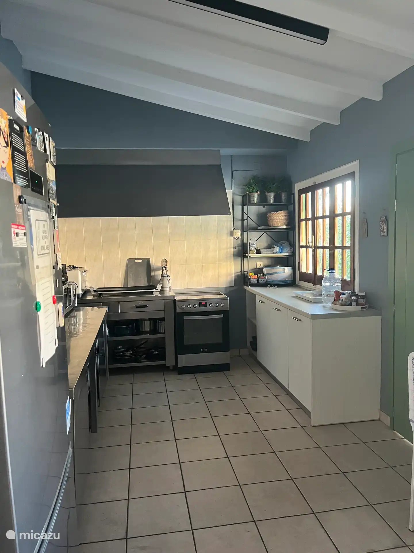 Große praktische Küche am Pool und Lounge