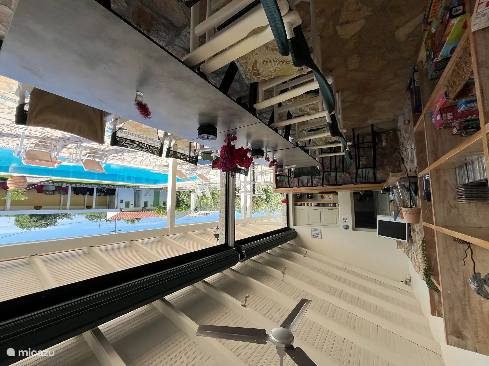 Coole Bar mit großer Küche daneben. Ideal für al fresco diners  und viele Momente zusammen direkt neben dem Pool. Satelliten-TV, DVD und Stereoanlage und kostenloses WiFi überall!