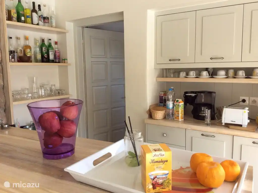 Blick auf Pool und Meer