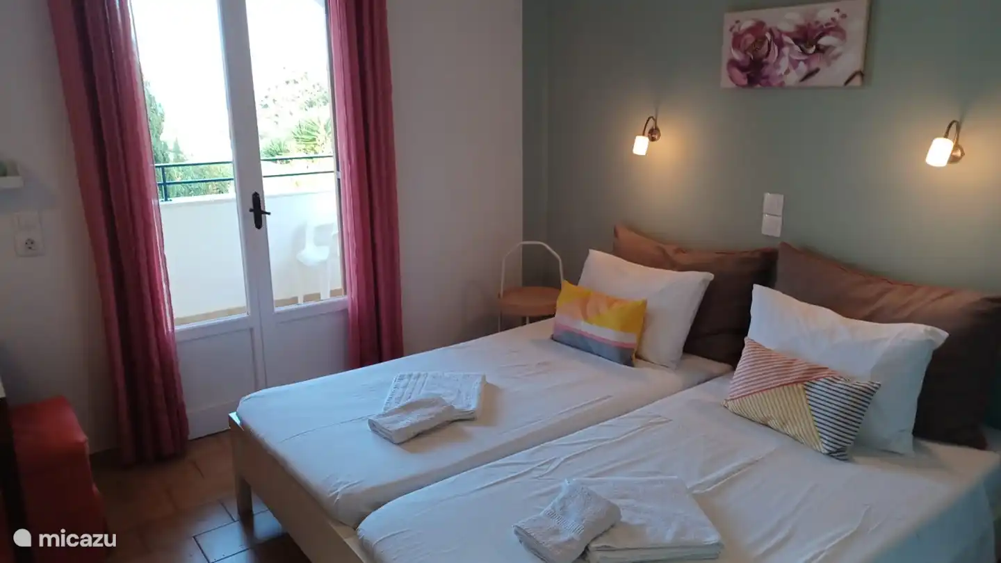 Schlafzimmer 5 – Erdgeschoss – 2 Einzelbetten mit eigenem Duschbad